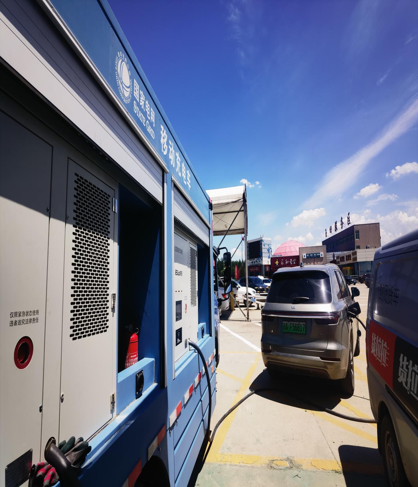 国内首创接电式移动充电车在唐投用